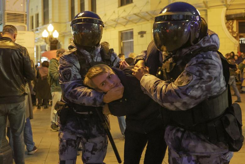 Petugas polisi Rusia menahan seseorang selama rapat umum tanpa sanksi, setelah aktivis oposisi menyerukan protes jalanan terhadap mobilisasi pasukan cadangan yang diperintahkan oleh Presiden Vladimir Putin, di Moskow, 21 September.
