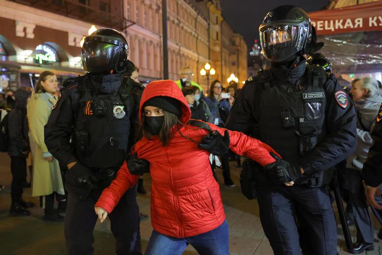 Petugas polisi Rusia menahan seseorang selama rapat umum tanpa sanksi, setelah aktivis oposisi menyerukan protes jalanan terhadap mobilisasi pasukan cadangan yang diperintahkan oleh Presiden Vladimir Putin, di Moskow, 21 September.