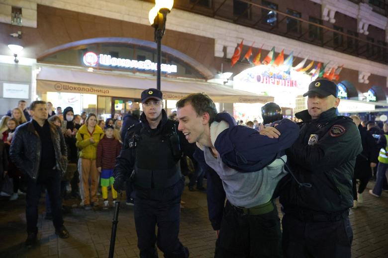 Petugas polisi Rusia menahan seorang pria selama rapat umum tanpa sanksi, setelah aktivis oposisi menyerukan protes jalanan terhadap mobilisasi pasukan cadangan yang diperintahkan oleh Presiden Vladimir Putin, di Moskow, 21 September.