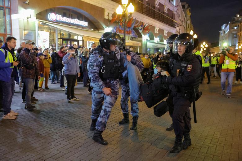 Russian law enforcement officers detain a person during an unsanctioned rally, after opposition activists called for street protests against the mobilization of reservists ordered by President Vladimir Putin, in Moscow, Russia September 21.