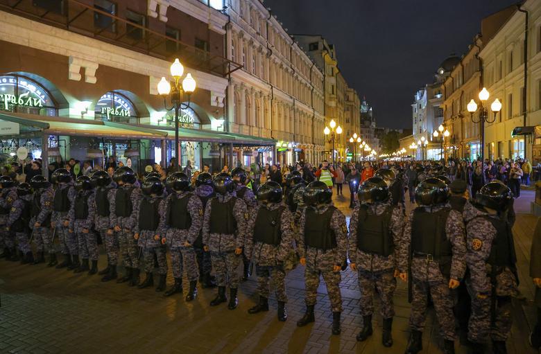 21 ستمبر کو ماسکو میں، صدر ولادیمیر پوتن کے حکم پر حزب اختلاف کے کارکنوں کی جانب سے ریزروسٹوں کو متحرک کرنے کے خلاف سڑکوں پر مظاہروں کی کال کے بعد، روسی پولیس اہلکار ایک غیر منظور شدہ ریلی کے دوران محافظ کھڑے ہیں۔