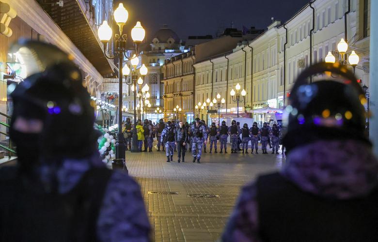 Petugas polisi Rusia berjaga-jaga selama rapat umum tanpa sanksi, setelah aktivis oposisi menyerukan protes jalanan terhadap mobilisasi pasukan cadangan yang diperintahkan oleh Presiden Vladimir Putin, di Moskow, 21 September.