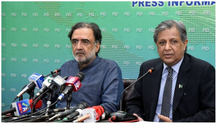 Advisor to the Prime Minister on Kashmir and Gilgit Baltistan Qamar Zaman Kaira (L) and Federal Minister for Law Azam Nazir Tarar holding a press conference in Islamabad on Thursday, September 22, 2022. — PID