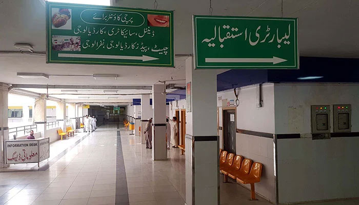 Imagem representativa do ambulatório (OPD) do Hospital Lady Reading visto fechado devido à greve convocada por médicos e paramédicos, em Peshawar na sexta-feira, 17 de maio de 2019. — PPI