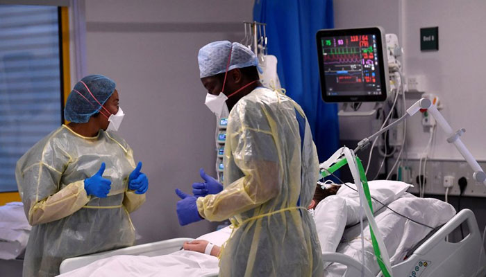 Enfermeiros reagem ao tratar um paciente com COVID-19 na UTI (Unidade de Terapia Intensiva) do Hospital Universitário Milton Keynes, em meio à disseminação da pandemia da doença por coronavírus (COVID-19), Milton Keynes, Grã-Bretanha, 20 de janeiro de 2021. — Reuters