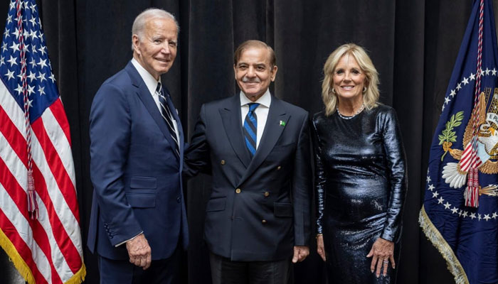 (From left to right) US President Joe Biden, PM Shehbaz Sharif and Jill Biden pose for a picture at UNGA reception on September 23, 2022. — Twitter