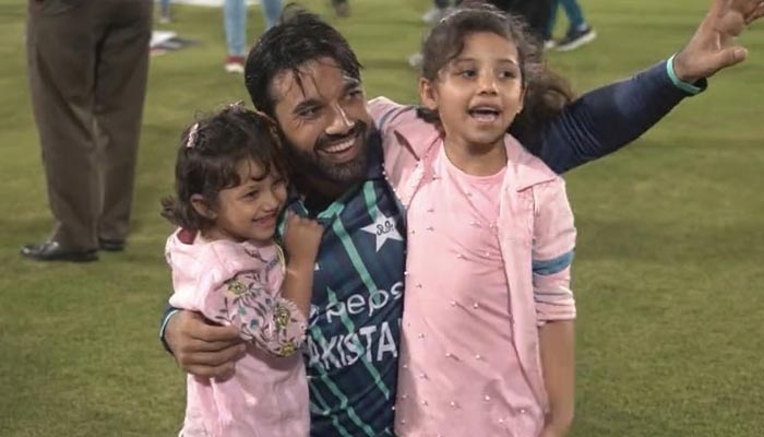 O goleiro paquistanês bate Mohammad Rizwan com suas filhas.  - Twitter