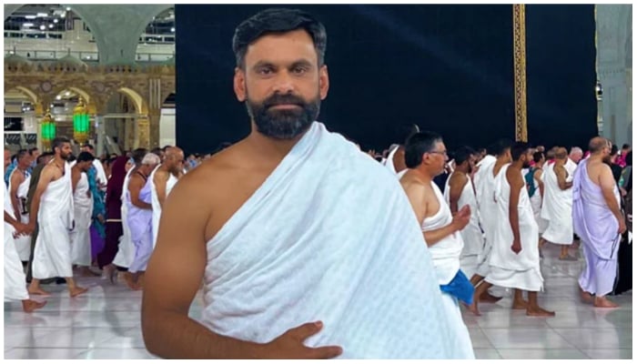 Former Pakistan captain Mohammad Hafeez standing in Khana-e-Kaaba during umrah. — Twitter/MHafeez22