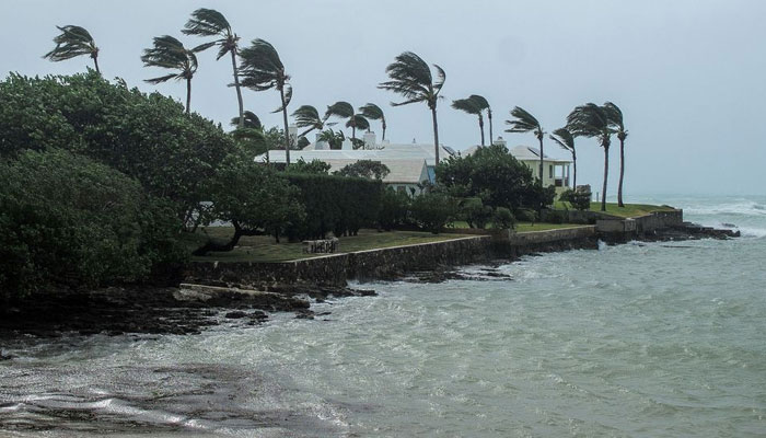 23 ستمبر 2022 کو سمندری طوفان فیونا کے برمودا سے گزرنے کے بعد لہریں اور ہوا جنوبی ساحل سے ٹکراتی رہیں۔ - رائٹرز