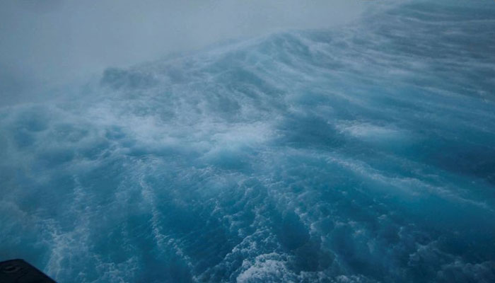 22 ستمبر 2022 کو بحر اوقیانوس میں سمندری طوفان فیونا کے دوران سیلڈرون ایکسپلورر SD 1078 کے ذریعے پکڑے گئے کھردرے پانیوں کا ایک منظر۔ — رائٹرز