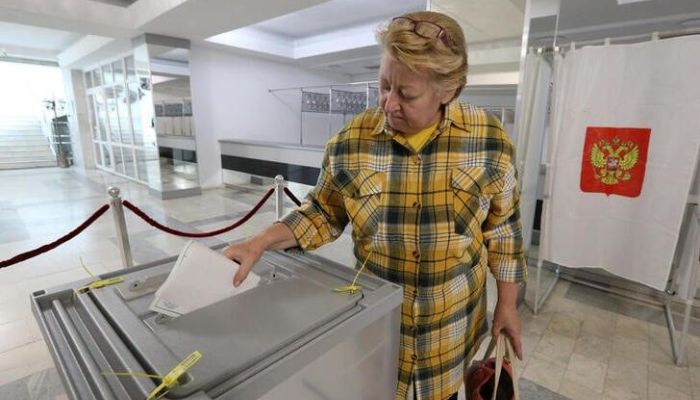 A woman casts her ballot during the first day of a referendum on the joining of Russian-controlled regions of Ukraine to Russia, in Sevastopol, Crimea September 23, 2022. Voting takes place for residents of the self-proclaimed Donetsk (DPR) and Luhansk Peoples Republics (LPR) and Russian-controlled areas of the Kherson and Zaporizhzhia regions of Ukraine.— Reuters