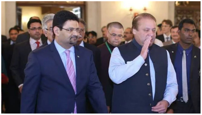 PML-N leader Miftah Ismail (L) and party supremo Nawaz Sharif. — Twitter/@MaryamNSharif