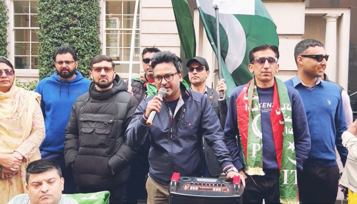 PTI London officer bearers protesting against Prime Minister Shehbaz Sharifs London visit in the English capital. — Photo by author