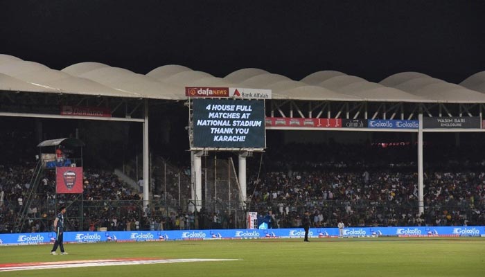 Berapa banyak penonton yang hadir untuk pertandingan di Karachi?