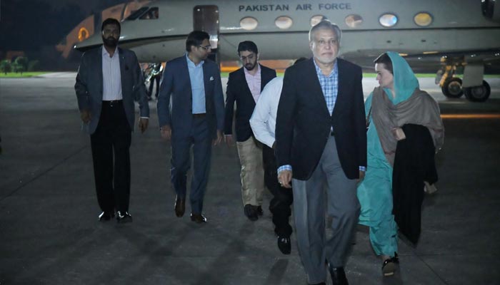 PML-N leader Ishaq Dar and Information Minister Marriyum Aurangzeb arrive in Pakistan. — PML-N/Twitter