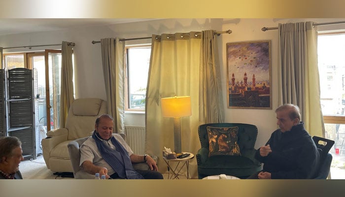 Senator Ishaq Dar, PML-N supermo Nawaz Sharif and Prime Minister Shehbaz Sharif discussing replacing Miftah Ismail as finance minister at Pakist6ani businessmen Jawad Sohrab Maliks apartment. — Reporter