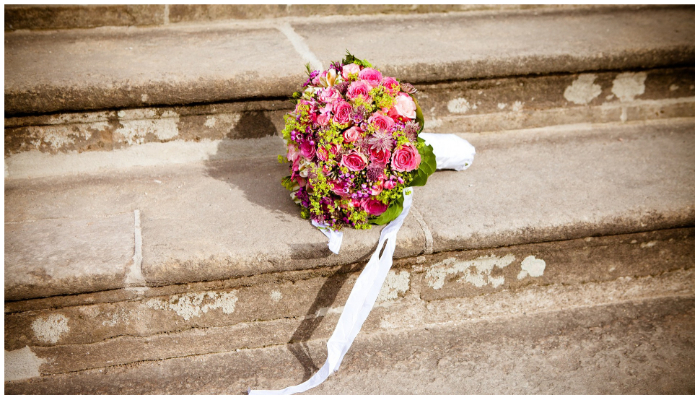 Image showing a bouquet lying on stairs. — Pixabay/ Olessya