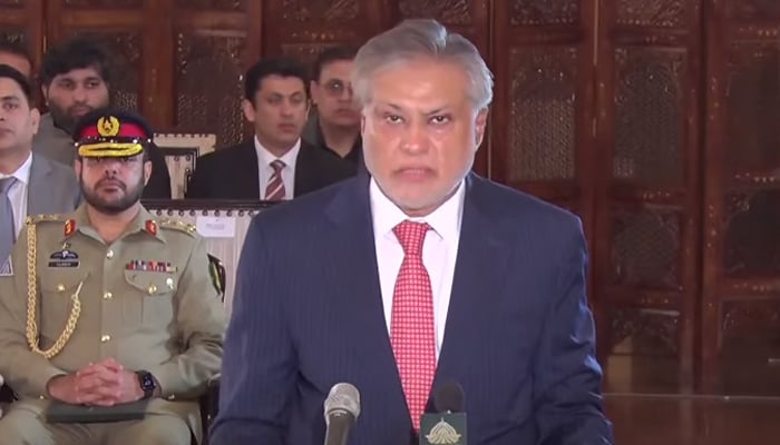 President Arif Alvi (not pictured) administrates oath to the Senator Muhammad Ishaq Dar at Awan-e-Sadar in Islamabad on September 27, 2022. — Geo News