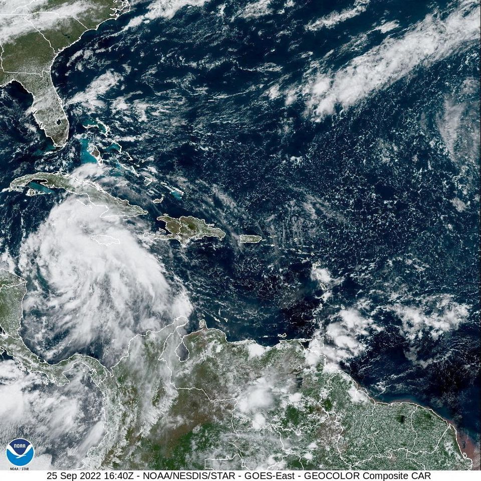 25 ستمبر 2022 کو لی گئی اس سیٹلائٹ تصویر میں اشنکٹبندیی طوفان ایان کیوبا کے ساحل کے قریب نظر آ رہا ہے۔ — رائٹرز