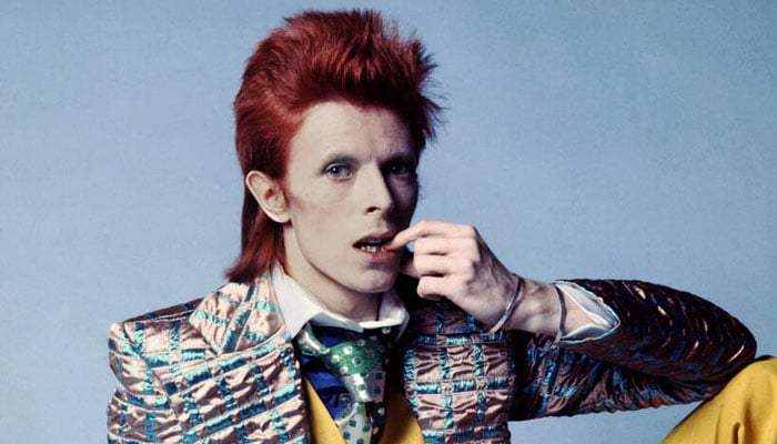 David Bowie’s handwritten lyrics for pop classic ‘Starman’ sell for over £200,000