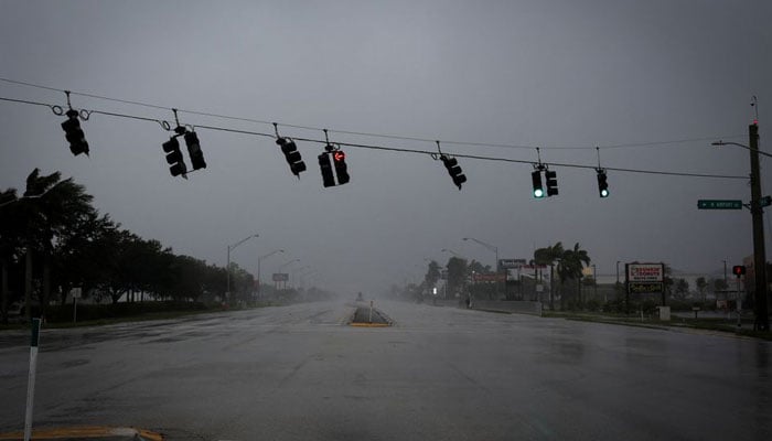 Traffic lights wave by strong gust of wind ahead of Hurricane Ian, in Fort Myers, Florida, September 28, 2022. — Reuters