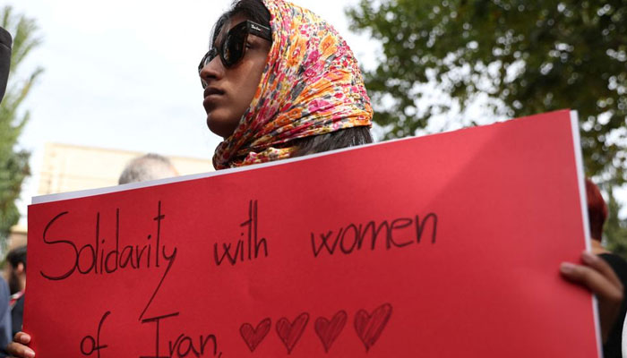 28 ستمبر 2022 کو میڈرڈ، اسپین میں مہسا امینی کی موت کے بعد ایران میں حکومت مخالف مظاہروں کی حمایت میں ایک خاتون ایرانی سفارت خانے کے سامنے احتجاج میں حصہ لے رہی ہے۔ - رائٹرز