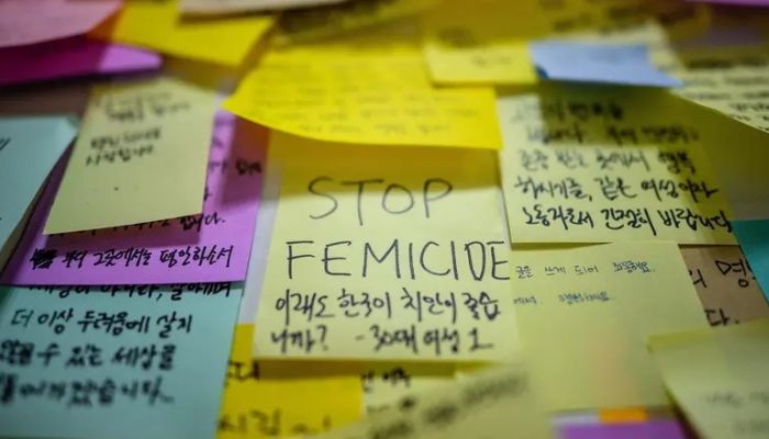 Handwritten notes are displayed near the entrance to a female lavatory at Sindang Station in Seoul on September 19, 2022, after a male suspect, named by police as Seoul Metro employee Jeon Joo-hwan, allegedly stabbed his colleague to death in the metro train station womens public toilet on September 14.—  AFP