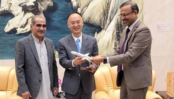 Railway Minister Khawaja Saad Rafique (L) and Chinese Ambassador to Pakistan Nong Rong (C). — APP