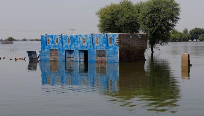 15 ستمبر 2022 کو سہون، پاکستان کے طلتی قصبے میں مون سون کے موسم کے دوران بارشوں اور سیلاب کے بعد سیلابی پانی میں ڈوبی ہوئی عمارتوں کو ایک منظر دکھاتا ہے۔ — رائٹرز/فائل