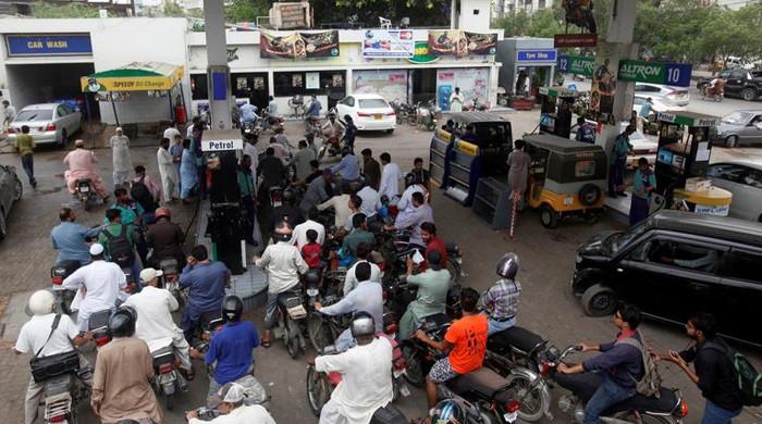 Petrol price in Pakistan expected to decrease by over Rs7/litre Petrol price in Pakistan expected to decrease by over Rs7/litre