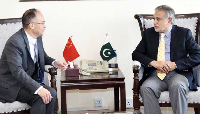 Chinese ambassador Nong Rong (L) calls on Finance Minister Ishaq Dar (R) on September 30. Photo: Radio Pakistan.