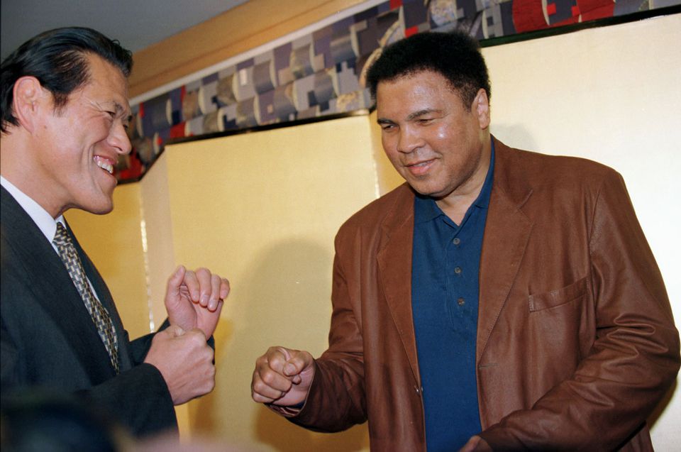 Former world boxing heavyweight champion Muhammad Ali (R) of the United States smiles as he makes a fighting pose against Japanese pro-wrestler Antonio Inoki during a news conference in Tokyo April 2, 1998. Ali flew into Tokyo today to attend a retirement ceremony for Inoki at Tokyo Dome on April 4.— Reuters