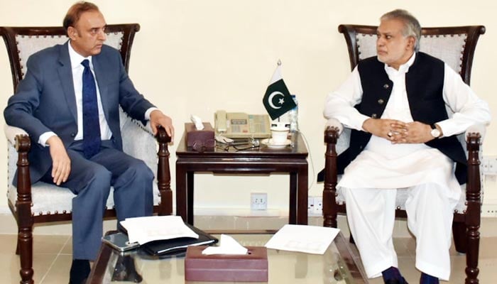 State Bank of Pakistan (SBP) Governor Jameel Ahmad called on Federal Minister for Finance and Revenue Senator Ishaq Dar on October 1, 2022 at Finance Division, Islamabad. — PID