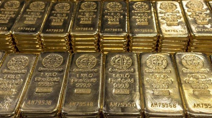 Gold heads for weekly drop despite per tola rise 