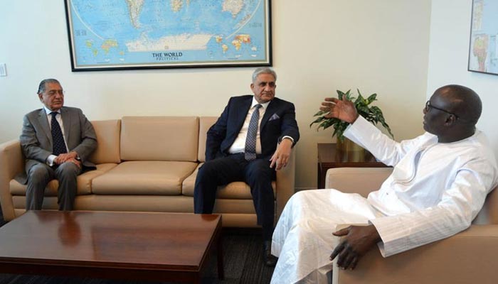 Chief of Army Staff (COAS) GeneralQamar Javed Bajwa (C) in a meeting withmilitary advisor to Secretary-General United Nations (UN) Birame Diop (R). Permanent Representative of Pakistan to the United Nations Munir Akram is also present on the occasion. — Radio Pakistan