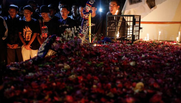 Arema FC supporters chant slogans during a vigil to pay condolence to the victims of a riot and stampede following a soccer match between Arema FC and Persebaya Surabaya teams, outside the Kanjuruhan Stadium, in Malang, Indonesia, October 2, 2022. — Reuters/File