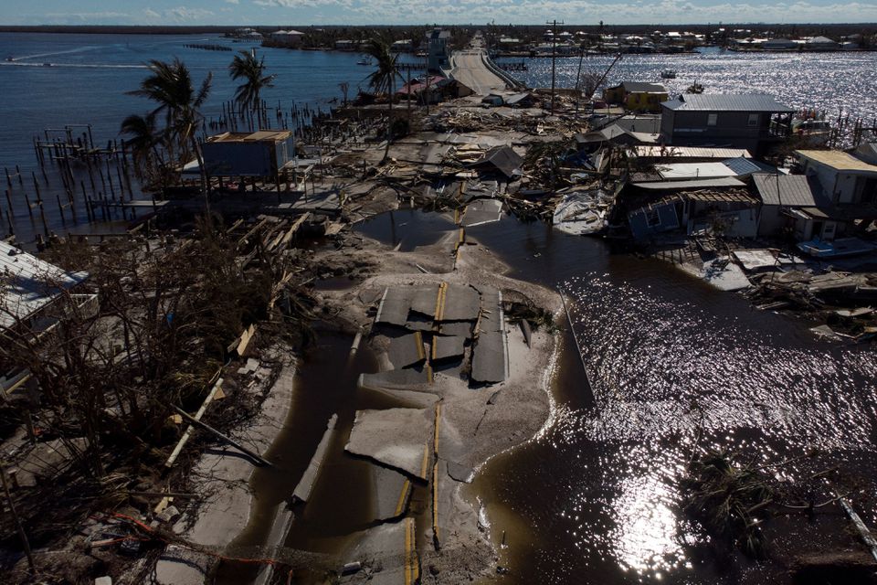 2 اکتوبر 2022 کو امریکی ریاست فلوریڈا کے متلاچا میں سمندری طوفان ایان کے بعد متلاچا اور پائن آئی لینڈ کے درمیان تباہ شدہ سڑک کا منظر۔