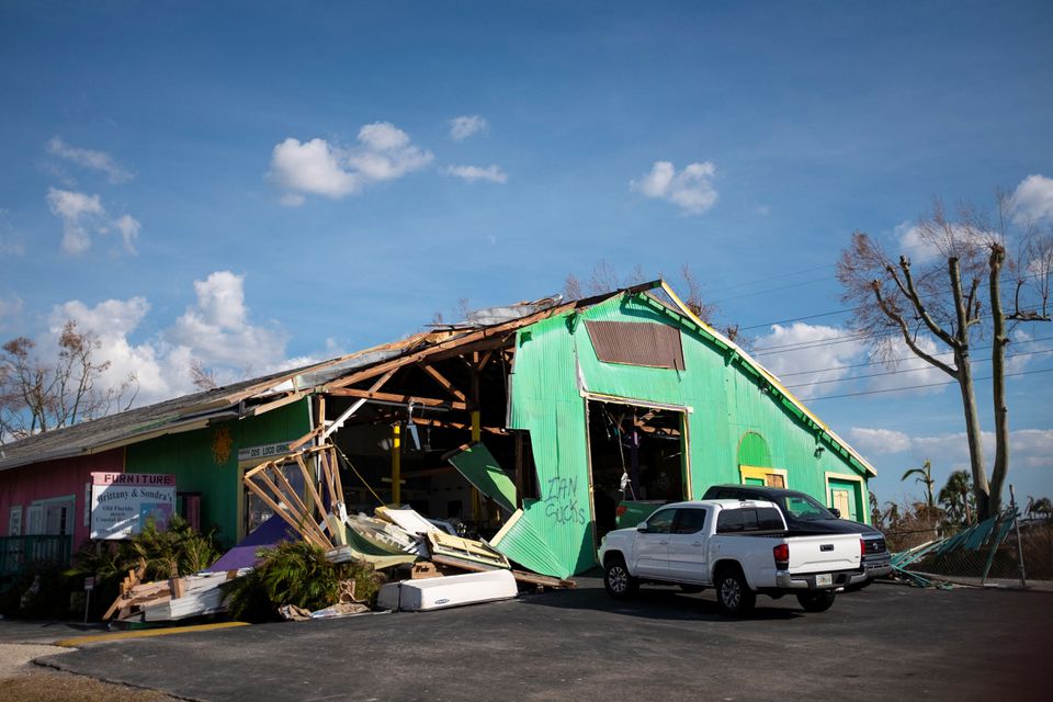 فورٹ مائر بیچ، فلوریڈا، یو ایس، 3 اکتوبر 2022 میں سمندری طوفان ایان نے بڑے پیمانے پر تباہی مچانے کے بعد گریفٹی ایک تباہ شدہ شاپنگ عمارت پر دکھائی دے رہی ہے۔