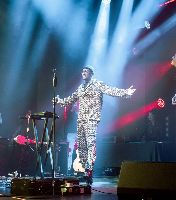 Singer Ali Sethi is pictured during his power filled performance. — Geo.tv