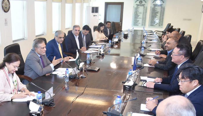 Federal Minister for Finance and Revenue Senator Mohammad Ishaq Dar (second left) meets Asian Development Bank (ADB) delegation in Islamabad, on October 10, 2022. — Finance Ministry