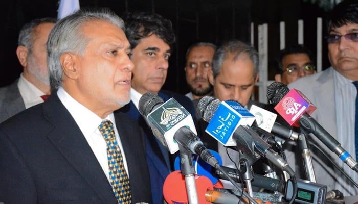 Federal Minister for Finance and Revenue Ishaq Dar speaking to journalists in Islamabad on October 6, 2022. — PID