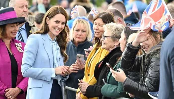 Kate Middleton continues smile even being snubbed by Irish woman