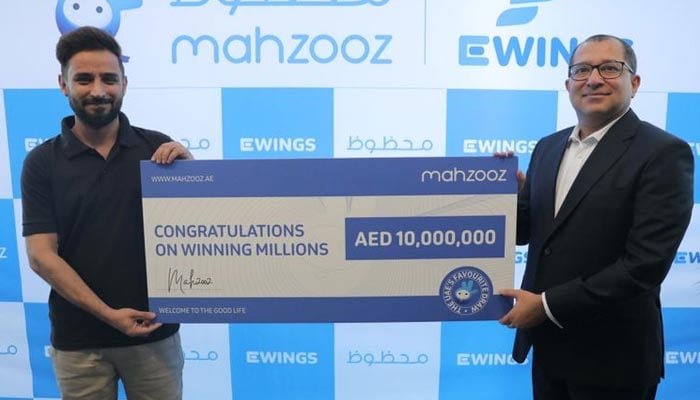 Saad, (L) receiving the cheque from Farid Samji, CEO of Ewings. — Gulf News