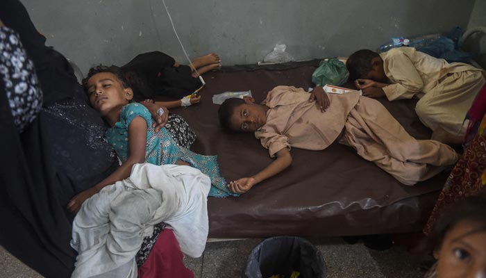 27 ستمبر 2022 کو لی گئی اس تصویر میں، صوبہ سندھ کے دادو ضلع کے جوہی کے ایک اسپتال میں اندرونی طور پر بے گھر ہونے والے سیلاب سے متاثرہ افراد کے بچے زیر علاج ہیں۔  — اے ایف پی/فائل