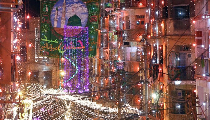 کراچی میں 12 ربیع الاول کے سلسلے میں روشنیوں سے سجی چھاگلا گلی کھارادر کا ایک خوبصورت منظر۔  - آئی این پی