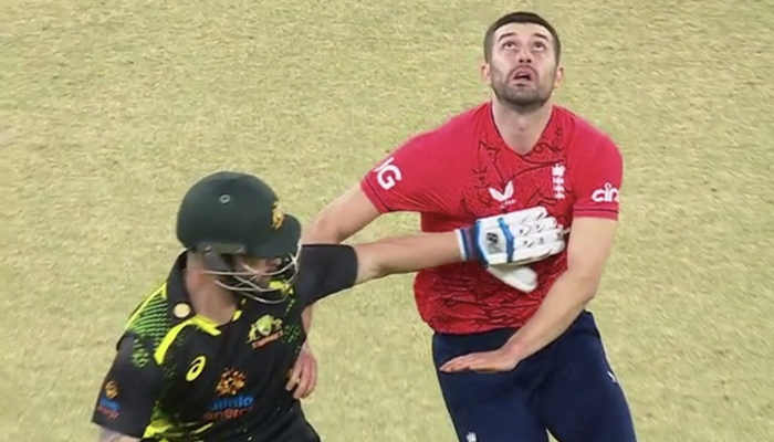 Australias Matthew Wade (left) stops Englands Mark Wood from taking a catch in Perth, on October 9, 2022. — Twitter/FarziCricketer