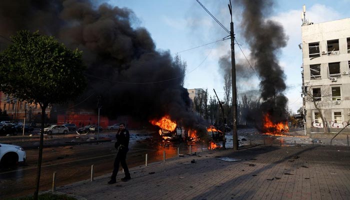10 اکتوبر 2022 کو یوکرین کے شہر کیف میں روسی میزائل حملوں کے بعد کاروں کو آگ لگتی ہوئی دکھائی دے رہی ہے۔ - رائٹرز