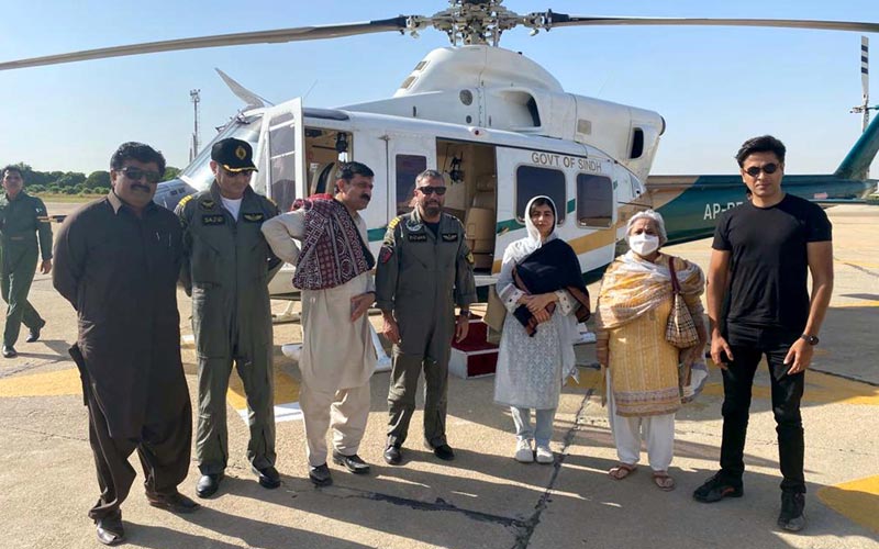 نوبل انعام یافتہ ملالہ یوسفزئی سندھ کی وزیر صحت اور آبادی کی بہبود ڈاکٹر عذرا فضل پیچوہو اور دیگر کے ہمراہ دادو کے قریب جوہی کے علاقے میں صوبہ سندھ میں سیلاب سے متاثرہ علاقوں کا دورہ کرنے پہنچیں۔  - پی پی آئی