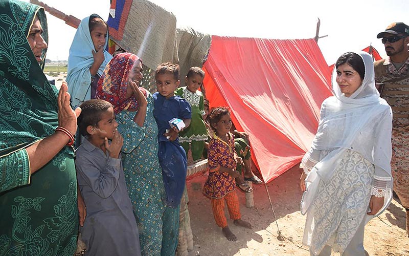 12 اکتوبر 2022 کو صوبہ سندھ کے وزیراعلیٰ ہاؤس آفس کی طرف سے لی گئی اور جاری کی گئی اس ہینڈ آؤٹ تصویر میں امن کی نوبل انعام یافتہ ملالہ یوسفزئی (ر) کو صوبہ سندھ کے ضلع دادو کے جوہی میں ایک عارضی کیمپ میں سیلاب سے متاثرہ خاندانوں سے ملاقات کرتے ہوئے دکھایا گیا ہے۔  - اے ایف پی