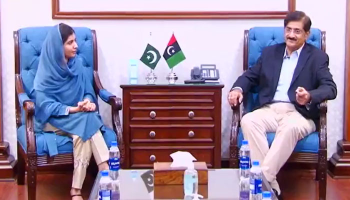 Malala Yousufzai meeting Sindh CM Murad Ali Shah after visiting the flood-hit areas in Dadu. Screengrab of a Twitter video.